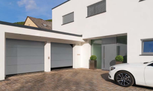 Hörmann Garagen-Sectionaltore mit L-Sicke in der Farbe Fenstergrau (RAL 7040). Hörmann Garagen-Sectionaltore mit L-Sicke in der Farbe Fenstergrau (RAL 7040).