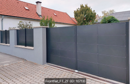 „Freitragendes Brix Schiebetor in Anthrazit mit geschlossener Füllung, hinter einer Gartenmauer montiert“