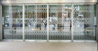 Scherengitter: Geprüfter Einbruchschutz vor Kaushauseingang Scherengitter: Geprüfter Einbruchschutz vor Kaushauseingang